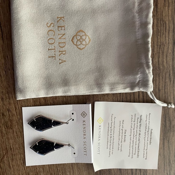 NWT Kendra Scott Olivia Earrings - Picture 2 of 3